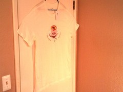 NEW NIKE SPORTSWEAR “Cafe Swoosh Mug Tee” MEN’S WHITE T-SHIRT XL IH1159-133