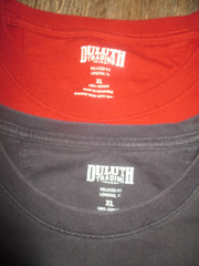 DULUTH TRADING CO. mens lot of 2 navy/burgundy RELAXED FIT LONGTAIL t-shirts