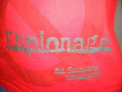 SARAVANA VOGELPOHL TSHIRT Designer Boutique Brand BERLIN Gun ESPIONAGE Red MED