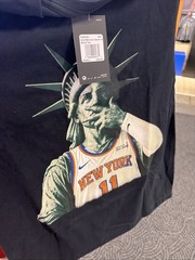NEW Nike Men’s NYC Only Exclusive Statue of Liberty Knicks Brunson T-Shirt – L