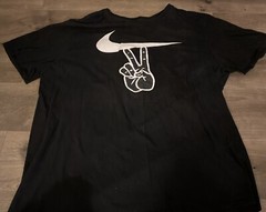 Nike Men PEACE SIGN Size XXL Black & White Tshirt P2p 22” Shoulder To Waist 28”