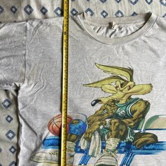 Vintage XL 90s Wile E Coyote Looney Tunes Hoop Slam Basketball T Shirt FLAWS