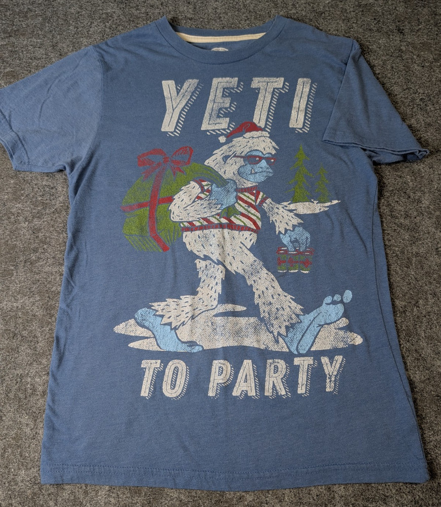Holiday Time Men’s “Yeti to Party” Graphic T-Shirt Blue Size Small (34-36)