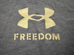 UNDER ARMOUR Men’s Freedom Graphic / Logo T-Shirt M/L/XL Jet Gray Loose Fit NWT
