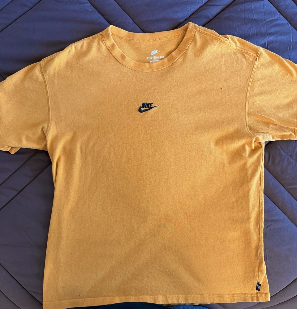 Nike The Nike Tee Men’s Loose Fit M Yellow Crew Neck Cotton Knit T-Shirt
