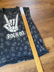Vintage 00s y2k grunge Distressed “Rock On” Skeleton Skull Print Muscle Tee