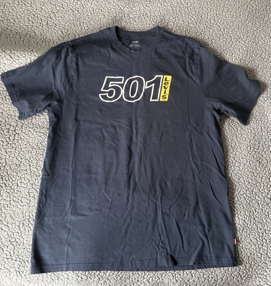 Levi’s 501 graphic t-shirt in navy blue with a white and yellow logo. Size M