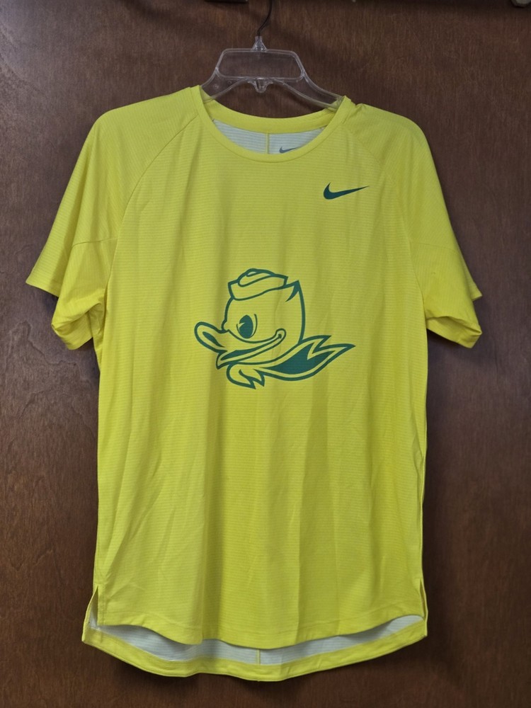 MEDIUM – Nike Oregon Ducks T-Shirt Jersey Material Men’s MADE IN USA.