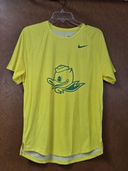 MEDIUM – Nike Oregon Ducks T-Shirt Jersey Material Men’s MADE IN USA.