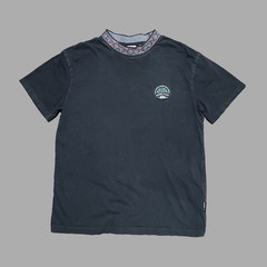 Men’s Vintage “Quiksilver x Apres Surf” Patterned Mock Neck T-Shirt