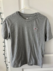 Nike Gray Tshirt Logo Patch Men’s XS Loose Fit (A07)