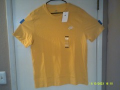 NEW NIKE SPORTSWEAR “Embroidered Logo Tee” MEN’S YELLOW T-SHIRT L AR4997-709