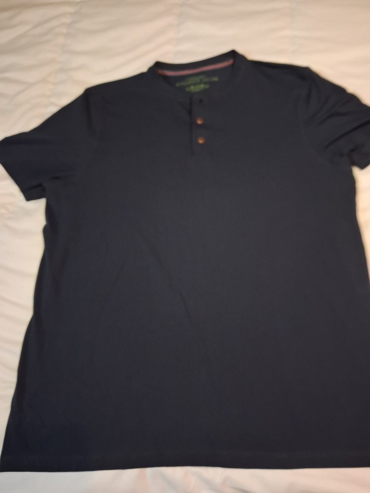 “Coulors Alexander Julian” Organic Collection Button Neck Mens Tshirt Size Small