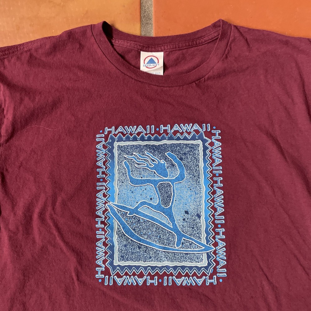 DELTA SOFT Mens Large Burgundy Red Graphic Print T-Shirt HAWAII SURFER Tee EUC