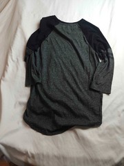 Carbon Raglan Shirt Mens Medium Gray Black Knit Longer Length Curved Hem Casual