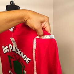 Funny Unisex T Shirt Medium Red Christmas Themed “Big Package Coming Thru!”