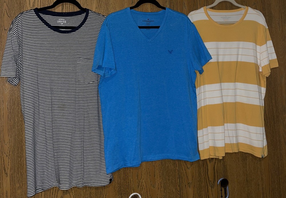 LOT OF 3 AMERICAN EAGLE MENS T-SHIRTS, 1 V-NECK & 2 CREW NECK SHIRTS SZ LARGE