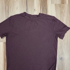 Vuori Strato Tech T-Shirt Mens M Maroon Plum Short Sleeve Performance Tee