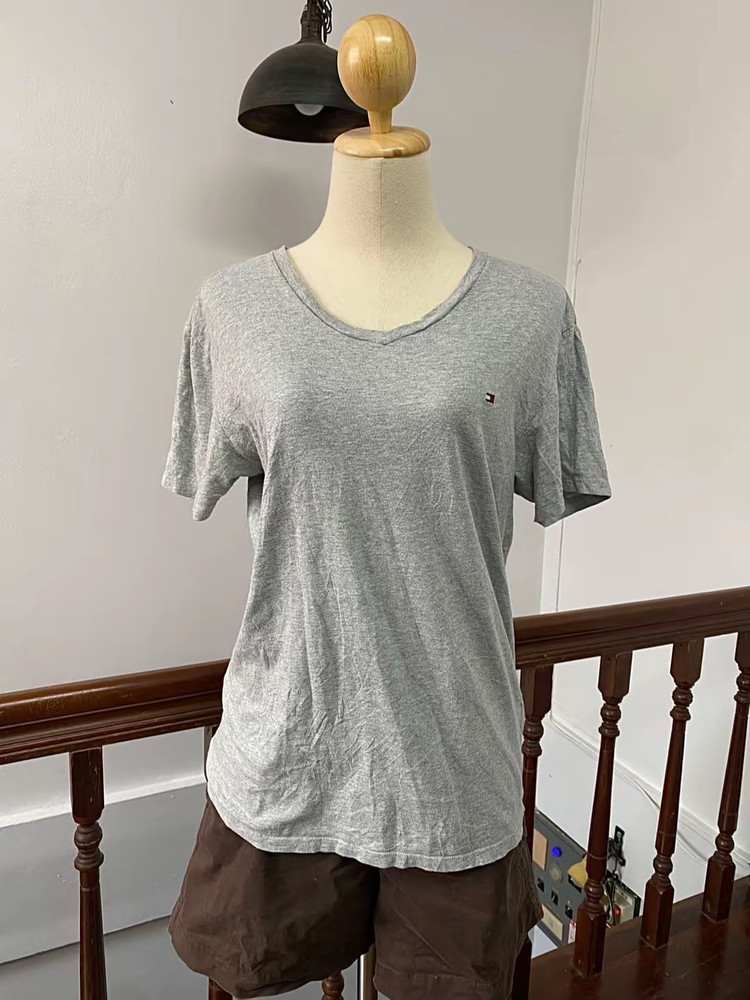 Tommy Hilfiger Womens Small Gray V-Neck Short Sleeve T-Shirt Embroidered Logo
