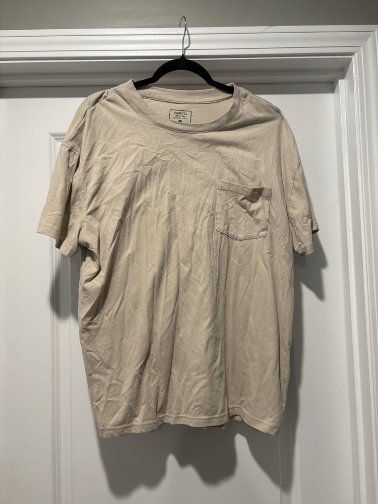 Rue 21 Men’s Size Small Cream Boxy Tee Straight Hem Short Sleeve