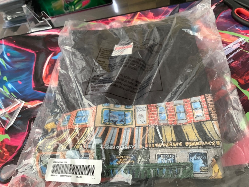 New in Bag Supreme Manhattan Tee Pale Black XL X-Large SS22