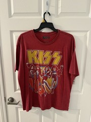 KISS Greatest Hits T-Shirt (LARGE 42/44) 60% Cotton 40% Polyester NEW WITH TAGS
