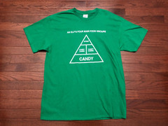 NEW CHRISTMAS T SHIRT MENS LARGE GREEN ELF’S FOUR MAIN FOOD GROUPS CANDY SYRUP