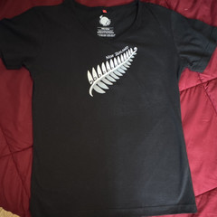 Kiwi Planet Men’s S Black New Zealand Fern Graphic V-Neck T-Shirt Cotton