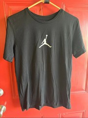 Jordan Jumpman White Graphic Men’s Black Short-Sleeve T-Shirt – Size S