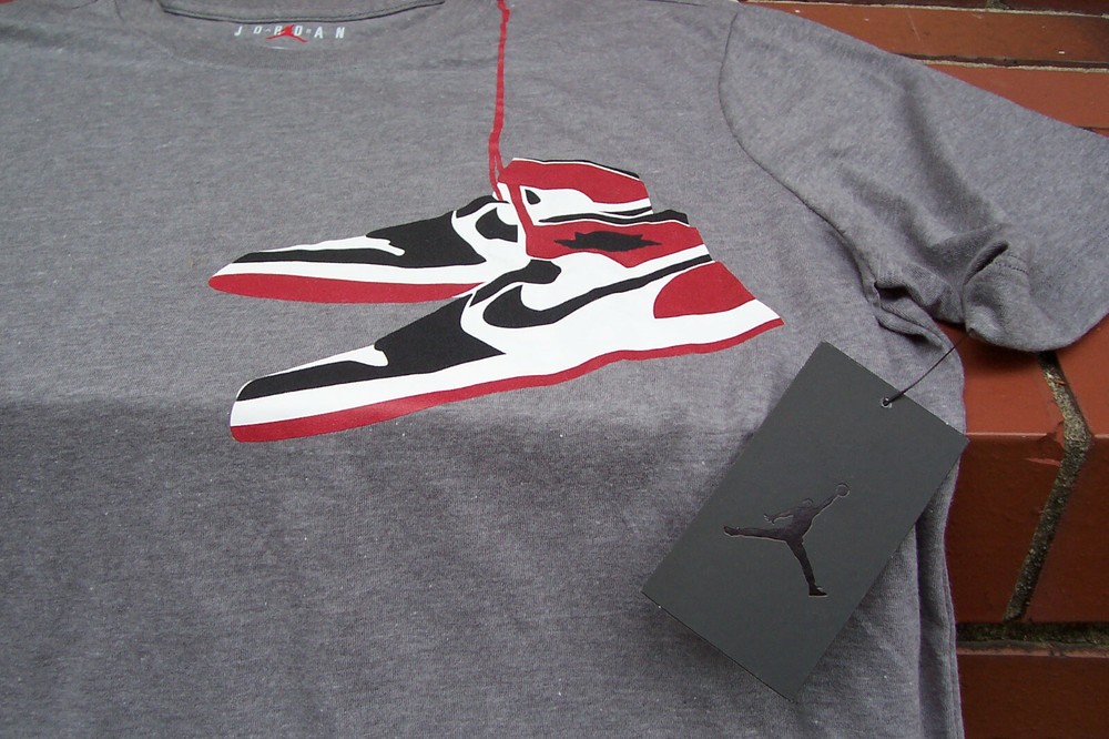 NEW Nike Air Jordan Retro 1 OG CHICAGO CLASSICS J’s Grey Men’s T-Shirt M/Medium