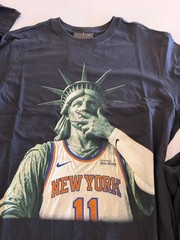 NEW Nike Men’s NYC Only Exclusive Statue of Liberty Knicks Brunson T-Shirt – M