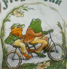 Frog and Toad Best Friend T-shirt Uni Tan New