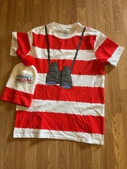 WHERE’S WALDO SET /T-SHIRT & BEANIE SZ.XL.40X31 RED&WHITE STRIPE