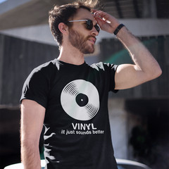 VINYL It sounds better T-SHIRT (Record Collecting LP Album Music Dad Hipster)