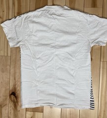 2000s Peeking Through The Blinds Graphic Tshirt Small