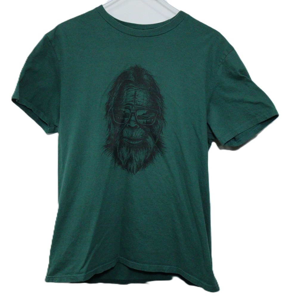 District Bigfoot Graphic T-Shirt Men’s Green 100% Cotton Size L T552