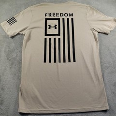 Under Armour Shirt Mens Small Beige Freedom Flag Graphic Crew Neck 1370810