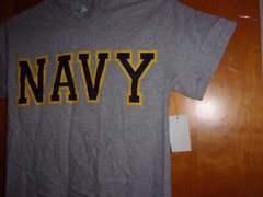 BRAND NEW GILDAN HEAVY COTTON MEN’S ” NAVY ” PRINT GRAY T ‘ SHIRT.
