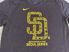 The Nike Tee Men’s Short Sleeve T-Shirt MLB WORLD TOUR Size L