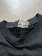 VETEMENTS Limited Edition Free Hugs Spell Out Embroidered Black Tee Shirt XL