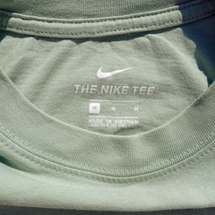 Nike Tee Medium Light Green Short Sleeve Crew Neck Graphic Logo T-Shirt Cotton