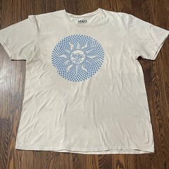 Celestial sun graphic T-shirt mad engine adult Size Large Neutral/blue Checkered