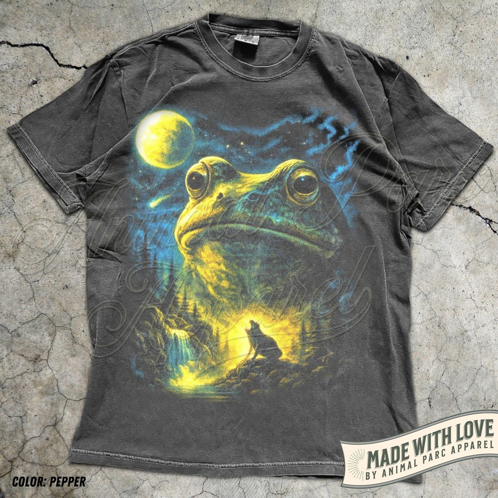 Frog Howling at the Moon T-Shirt Retro Full Moon Graphic Nature Tee