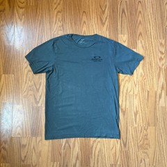 Oakley dark grey t-shirt with skull design. Mens Size L