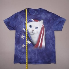 The Mountain USA Kitten Patriotic Graphic Mens Large Blue Tie Dye T Shirt NWOT