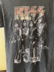 KISS men’s T-shirt with band members Autographs Size S/M on KISS label