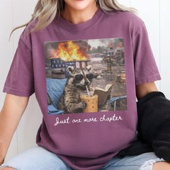 Funny Reading Raccoon Shirt Retro Book Lover Graphic Tee Gift