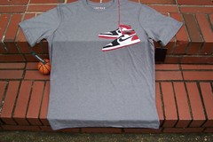 NEW Nike Air Jordan Retro 1 OG CHICAGO CLASSICS J’s Grey Men’s T-Shirt M/Medium