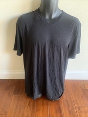 Travis Mathew T-Shirt Mens Medium V-Neck Short Sleeve Black Cloud Pima Cotton