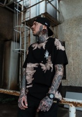 STAY COLD APPAREL MIDDLE FINGER UP – T-SHIRT (RUSTY BLEACHED)